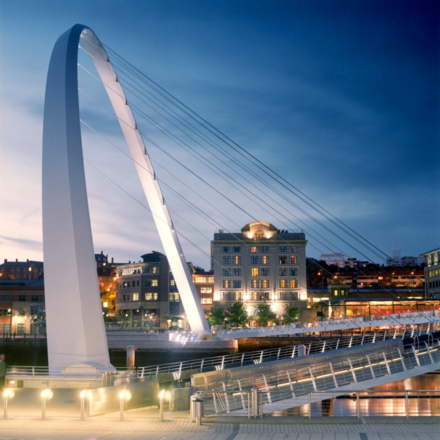 You could have an amazing view of the Millenium Bridge when you stay at the Mal